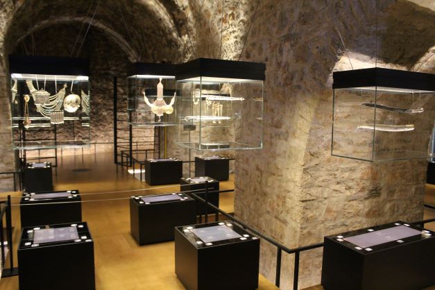 doucas_tours's tweet photo. Ioannina is a beautiful lake-side city with several museums, a settlement inside its Castle and a spiral of dark legends connected to the ancient and the byzantine past or referred to the modern Greek history that begun 200 years ago. #TravelTuesday #visitgreece #AGTO #USTOA https://t.co/R1cbUjnL87