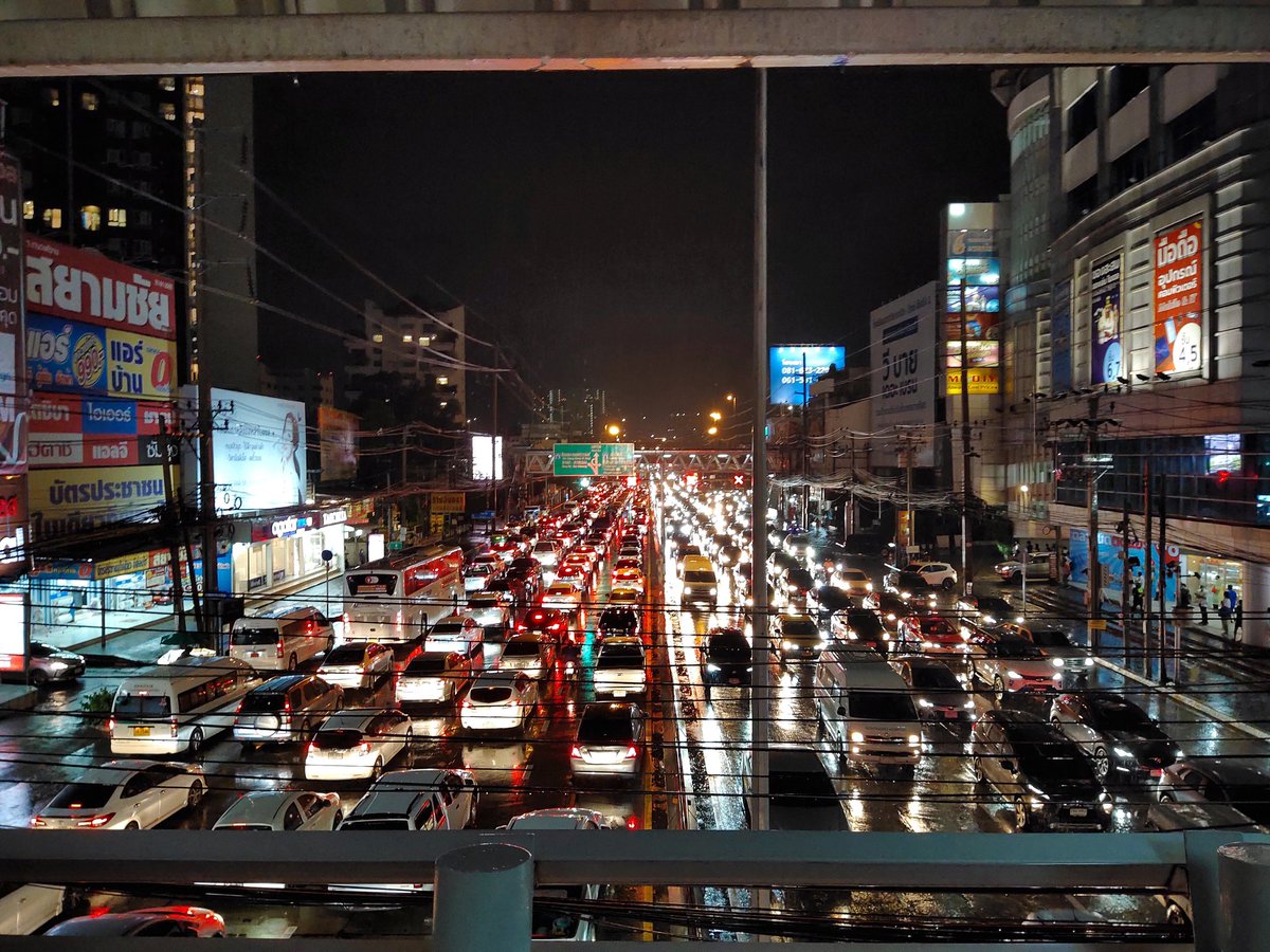 win8982's tweet photo. @js100radio ถนนงามวงศ์วานมุ่งหน้าแยกแคลายรถติดหยุดนิ่ง ฝั่งกลับกันเคลื่อนตัวได้อย่างช้าๆครับ https://t.co/KUoe7GmGGk