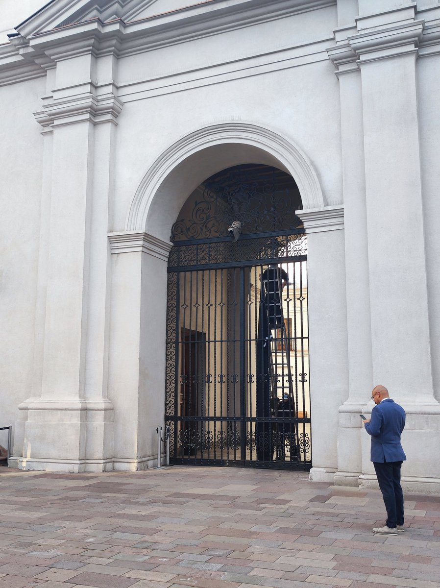Fontirroig11S's tweet photo. No solo no se abrieron las alamedas, se cerró el Palacio de la Moneda para chilenos y periodistas.
Instalan una cortina de hierro en la conexión del patio de los Naranjos con los Cañones. 
¡Ya no sabremos quienes llegan a Palacio!
¿Y la libertad y transparencia? https://t.co/qJsINvX2i3