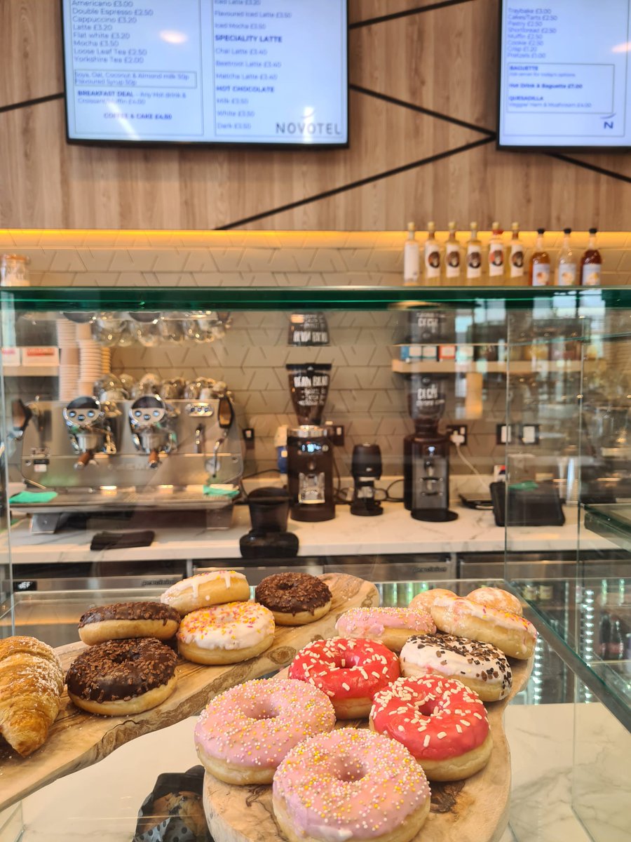 NovotelPadVill's tweet photo. FREE DONUTS ๐ฉ โ๏ธ
Why not pop down to our @beancoffeeuk shop and enjoy a free donut with every coffee purchased.
#beancoffee #donut #paddingtonvillage #novotel #liverpool https://t.co/pvUJkHGTKG