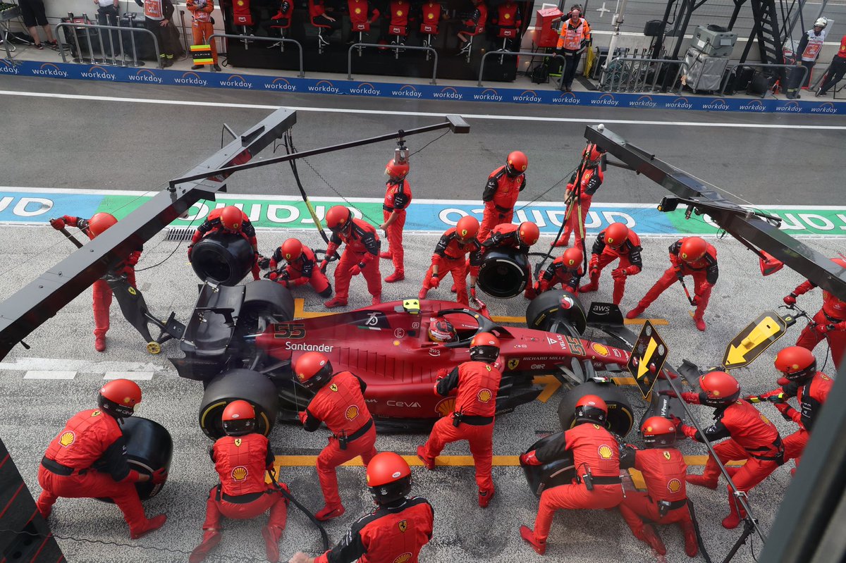 Quando sanno che ci sono io a fotografare…. le gomme le portano tutte e 4! 😆 #DutchGP #DutchGrandPrix #pitstop #tyreschange