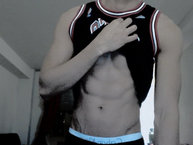 — • ꜱᴛᴏʟᴇɴ ꜱʜɪʀᴛ, ꜰᴏʀɢᴏᴛ ᴡʜᴏ ɪᴛ’ꜱ ꜰʀᴏᴍ.