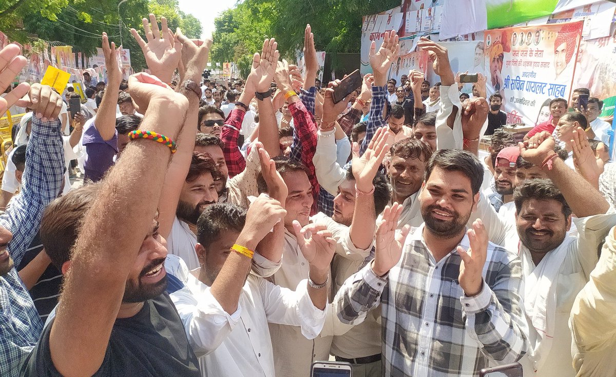 NareshMeena__'s tweet photo. आज पायलट साहब के जन्मदिन कार्यक���रम के कुछ छायाचित्र! @SachinPilot
पायलट आवास सिविल लाइंस जयपुर https://t.co/zuTrV3KkJF