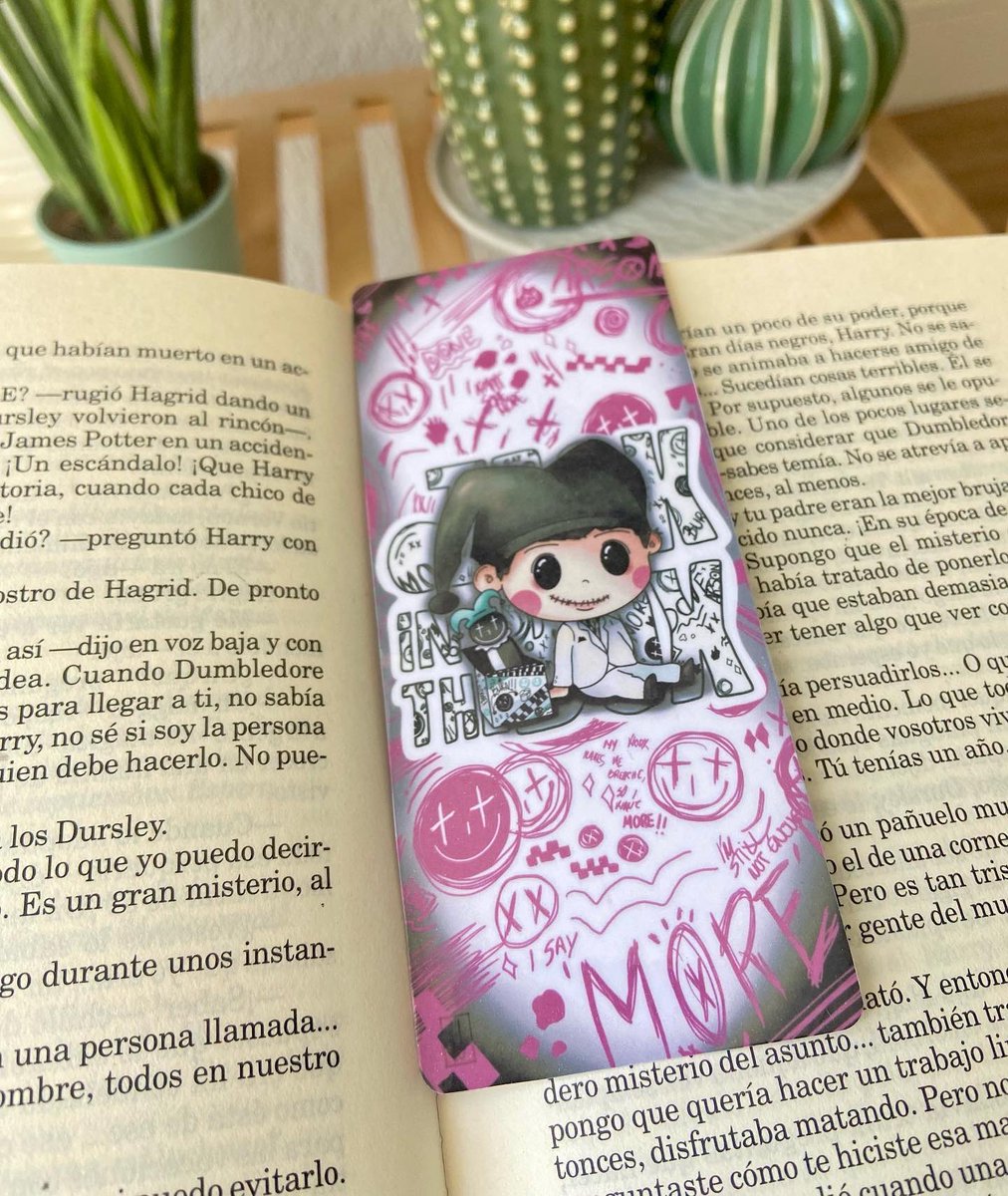 liloinshadow's tweet photo. ✖️Jack in the Box Sticker y Marcapáginas✖️

Holi🧍🏻‍♀️.
He actualizado la tienda con mi versión de Jack in the box (tardísimo pero así es la vida 🫠).
No tenía pensado actualizar nada pero es que ha quedado tan mono que ha fluido todo solo 🤧

Nos leemos 🖤
#jhope  #jackinthebox #bts https://t.co/LK7vadUOWX