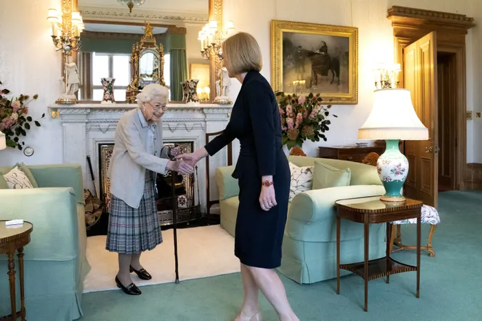 endisputacom's tweet photo. 🇬🇧#UK Liz Truss se convierte oficialmente en primera ministra de Reino Unido tras reunirse con la reina Isabel II en el castillo de Balmoral. 

El Palacio de Buckingham comunicó que en la audiencia con Truss la reina "le pidió que formara una nueva administración". https://t.co/R3sbVTu6Ko