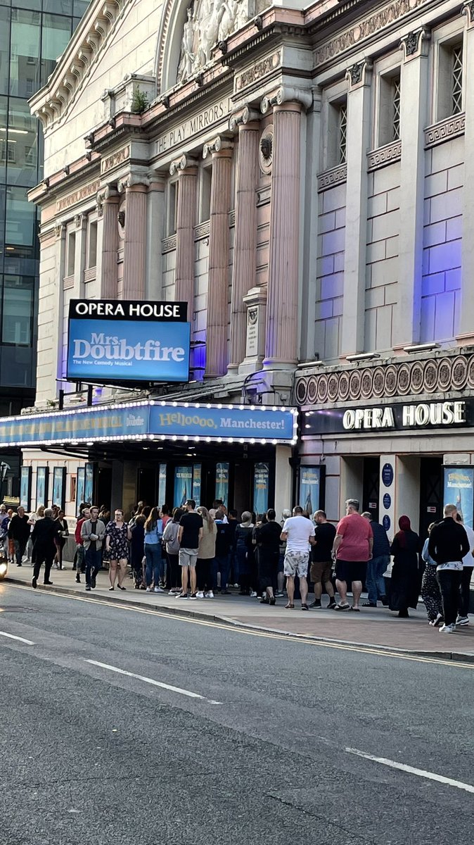 catcat37's tweet photo. What a great night last night watching @DoubtfireUK at @PalaceAndOpera - fun and heartwarming, definitely worth a watch 👍 https://t.co/o3GOyohmKt