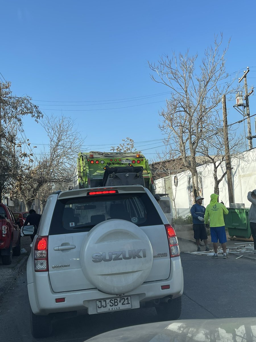 LiliaPereda's tweet photo. Siempre obstruye el transito este camion de basura!! @MuniSnMiguel ??!!@Carabdechile https://t.co/CUzgEElzSw