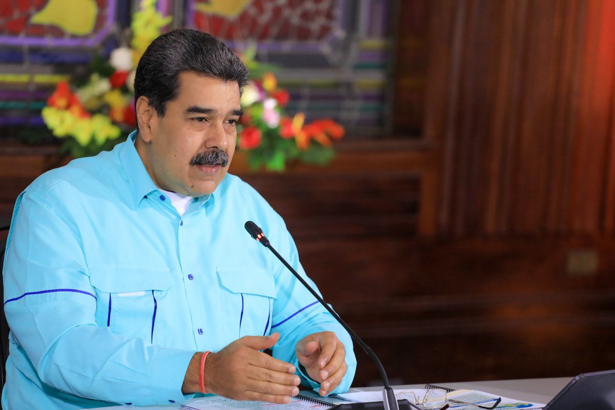 _LaAvanzadora's tweet photo. Junto al Pdte. @NicolasMaduro, sostuvimos reunión de trabajo con el Consejo de Vicepresidentes y el Buró Político. Evaluamos y revisamos los avances en las áreas de: servicios públicos, 1x10, educación, salud, alimentación, economía y temas de atención al pueblo.

@MPPEDUCACION https://t.co/pcunpKFi3d