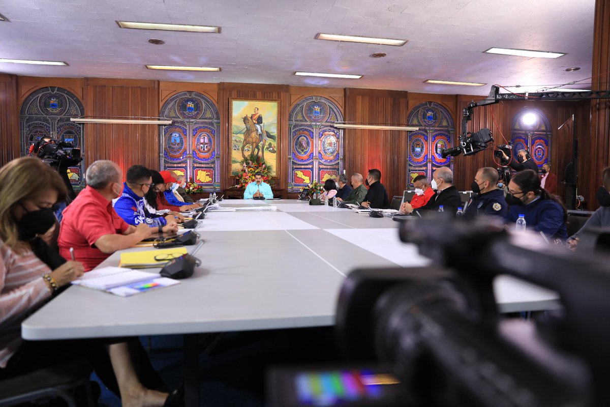 _LaAvanzadora's tweet photo. Junto al Pdte. @NicolasMaduro, sostuvimos reunión de trabajo con el Consejo de Vicepresidentes y el Buró Político. Evaluamos y revisamos los avances en las áreas de: servicios públicos, 1x10, educación, salud, alimentación, economía y temas de atención al pueblo.

@MPPEDUCACION https://t.co/pcunpKFi3d