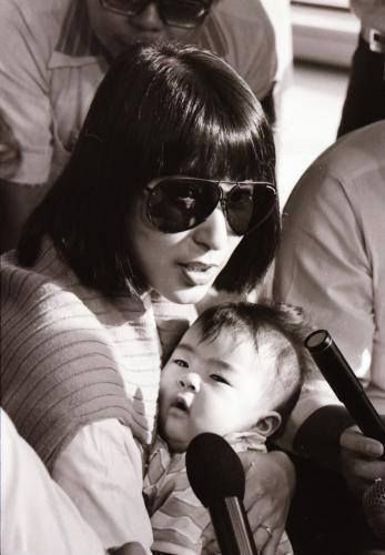 UtadaAddict's tweet photo. This Is Love
藤圭子 with Cubic U
This photo brings me 2
冷たい月~泣かないで~
& ゴールデン・エラ
#宇多田ヒカル #藤圭子
#UtadaAddict #UTADA
#utadahikaru #hikaruutada https://t.co/rQHL1gtl3M