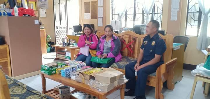 ❞𝗚𝗼𝗱 𝗹𝗼𝘃𝗲𝘀 𝗮 𝗰𝗵𝗲𝗲𝗿𝗳𝘂𝗹 𝗴𝗶𝘃𝗲𝗿.❞

PCPT DOUGLAS M AKISTOY, Jr., Chief of Police received a donation of school supplies from Pilando Gambang Farmers Multi-Purpose Cooperative thru the Manager Ma'am Greta Pidaoc and Member Ma'am Marites Agayao. 
#PNPKakampiMo