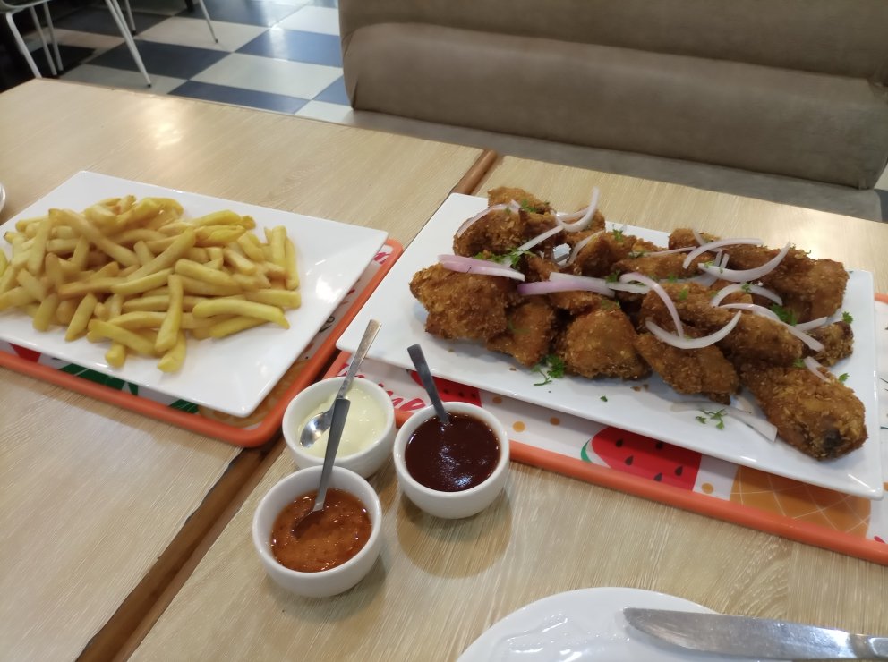 Princeantoin237's tweet photo. Avec mon 1000 ème abonné on fera un tour à #cpizza akwa ensemble 🥲😏😏
L'une des meilleure Pizzaria de Douala 🔥🔥🔥 https://t.co/oKhsGH3jr3