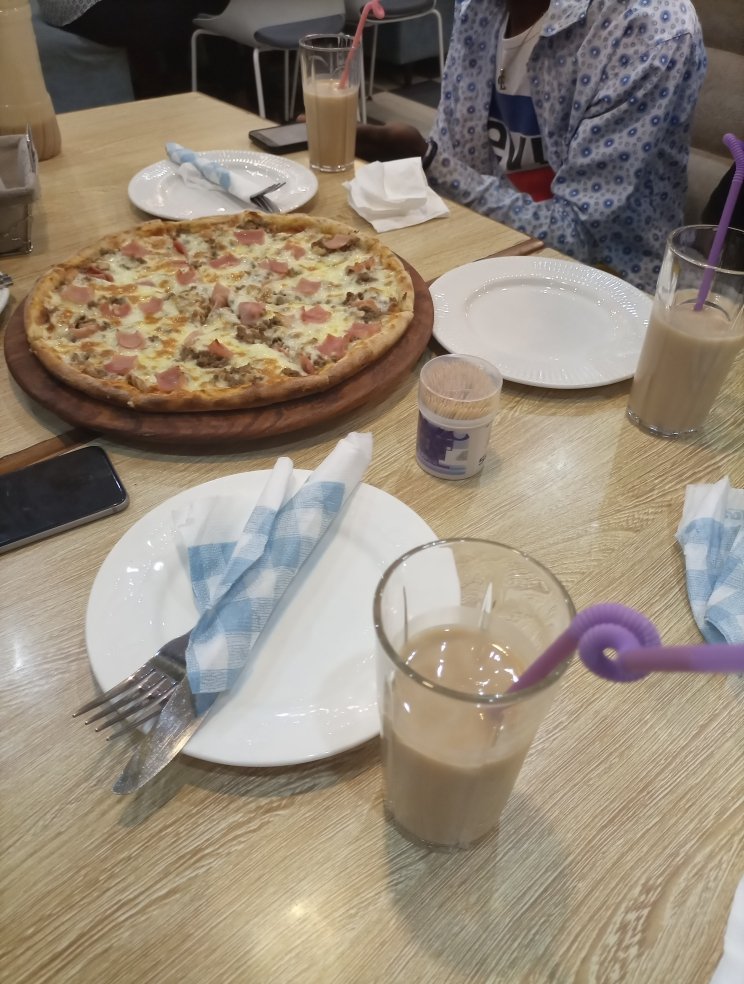 Princeantoin237's tweet photo. Avec mon 1000 ème abonné on fera un tour à #cpizza akwa ensemble 🥲😏😏
L'une des meilleure Pizzaria de Douala 🔥🔥🔥 https://t.co/oKhsGH3jr3