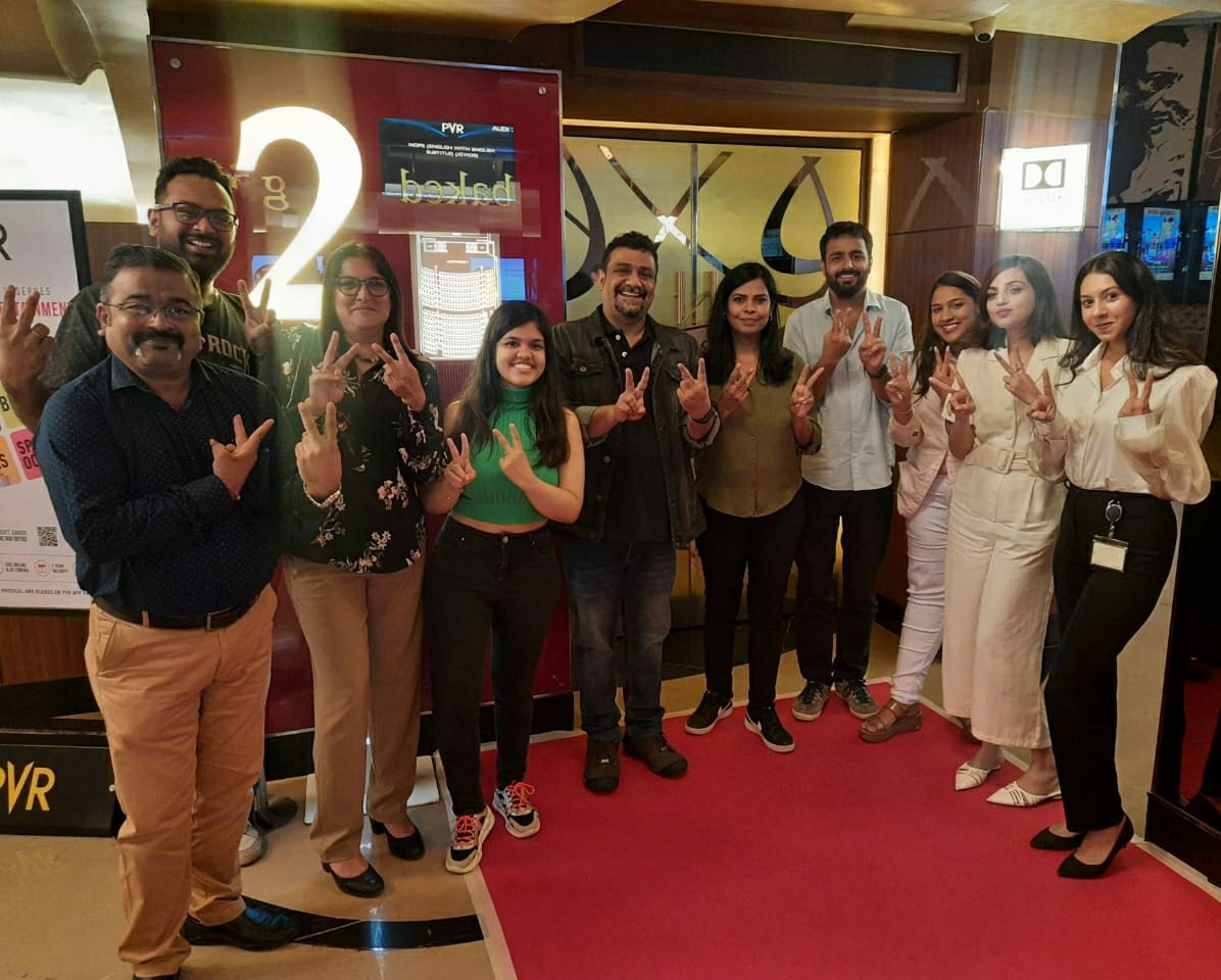 devvratsm's tweet photo. #VikramVedhaPose with the directors @PushkarGayatri! 😎
@VVMovie @fatema_nagree @Mayura_25 @GAhuja5 @ShubhasreeSark3 @virikkaa @KavishaDudeja @dilipdighe1 https://t.co/dlwFGS8tUe