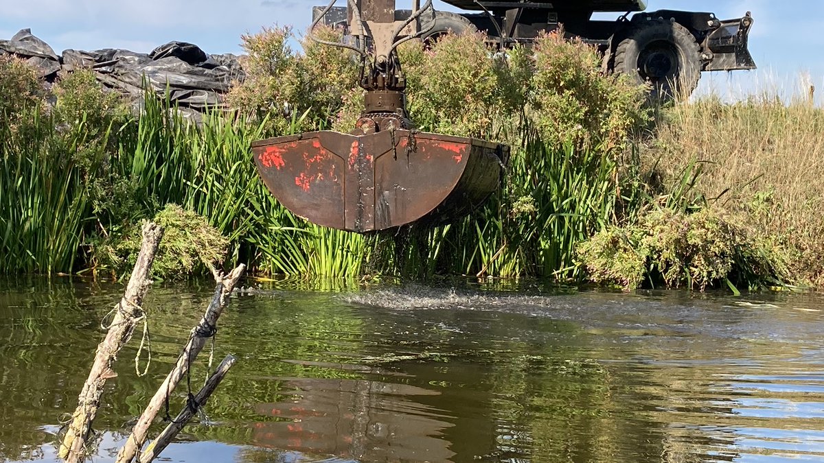 jodokus76's tweet photo. @heerlandenwater is namens @wsrivierenland begonnen met #baggerwerken in de omgeving van #Giessenburg en #Hardinxveld-Giessendam. Tot maart 2023 wordt in watergangen met een totale lengte van 68km ongeveer 110.000m³ gebaggerd. https://t.co/aBlMRgUyst https://t.co/xpPxdfT27E