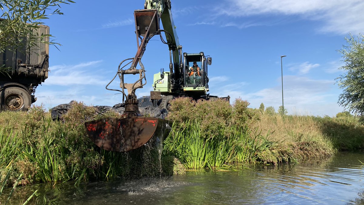 jodokus76's tweet photo. @heerlandenwater is namens @wsrivierenland begonnen met #baggerwerken in de omgeving van #Giessenburg en #Hardinxveld-Giessendam. Tot maart 2023 wordt in watergangen met een totale lengte van 68km ongeveer 110.000m³ gebaggerd. https://t.co/aBlMRgUyst https://t.co/xpPxdfT27E