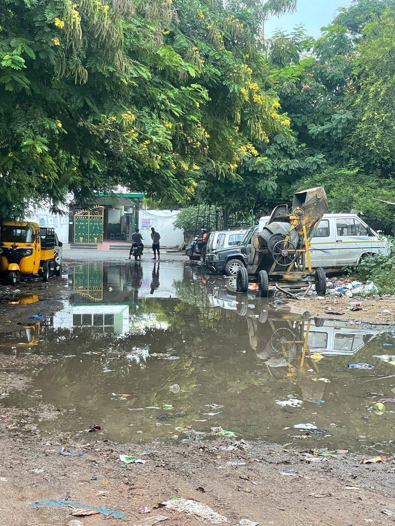 vickythelucky's tweet photo. Road belongs to Circle17 Khairatabad. no sweeping  .. Debris , water , bad smell..Mosquitoes due to this garbage. Please solve this problem.Opposite kamalapuri cly Masjid. Only if we post GHMC is cleaning @ZC_Khairatabad @GHMCOnline @DrPadmala @DyC_Yousufguda @amoh_19 @ZC_SLP https://t.co/0Uu4kBh3w4