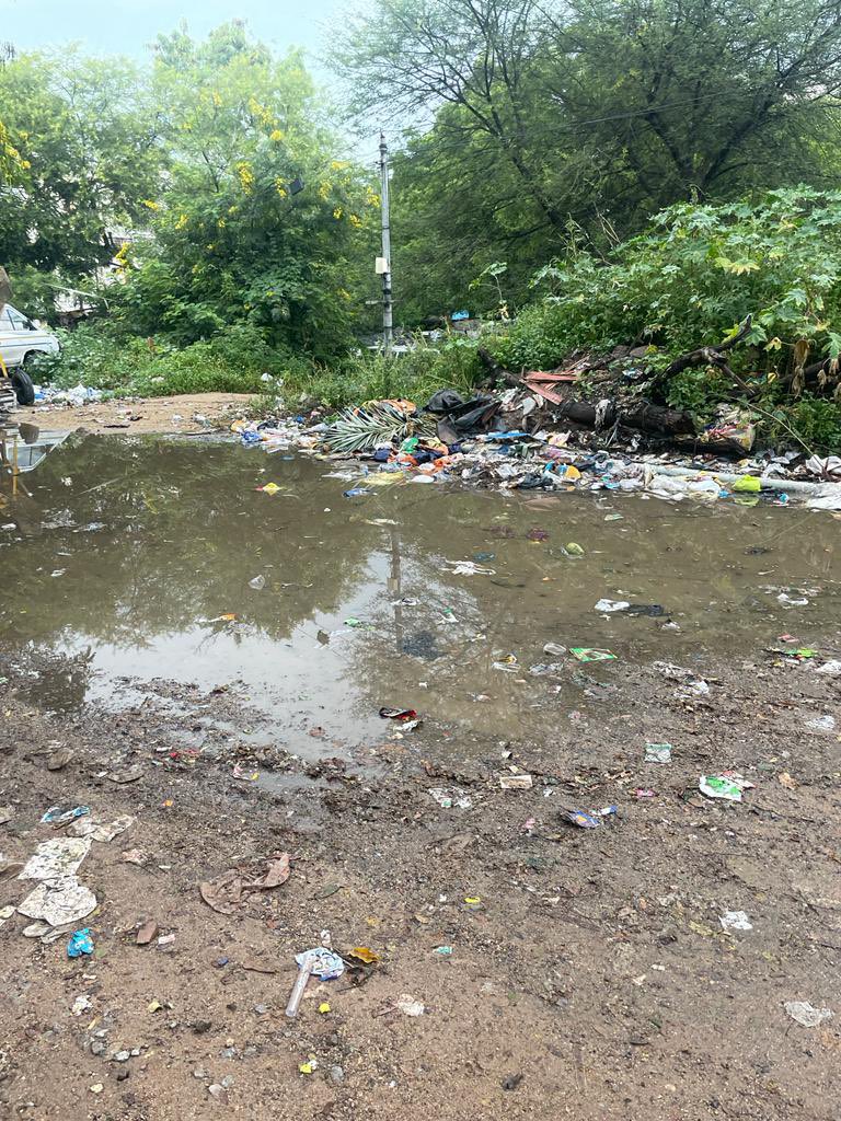 vickythelucky's tweet photo. Road belongs to Circle17 Khairatabad. no sweeping  .. Debris , water , bad smell..Mosquitoes due to this garbage. Please solve this problem.Opposite kamalapuri cly Masjid. Only if we post GHMC is cleaning @ZC_Khairatabad @GHMCOnline @DrPadmala @DyC_Yousufguda @amoh_19 @ZC_SLP https://t.co/0Uu4kBh3w4