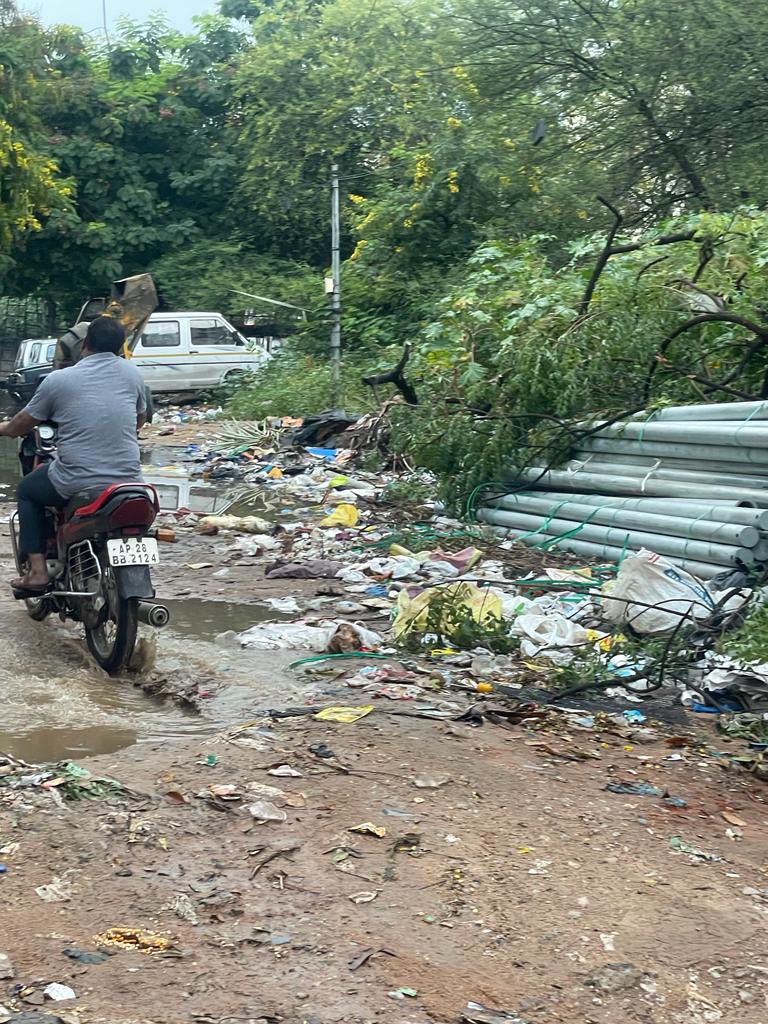vickythelucky's tweet photo. Road belongs to Circle17 Khairatabad. no sweeping  .. Debris , water , bad smell..Mosquitoes due to this garbage. Please solve this problem.Opposite kamalapuri cly Masjid. Only if we post GHMC is cleaning @ZC_Khairatabad @GHMCOnline @DrPadmala @DyC_Yousufguda @amoh_19 @ZC_SLP https://t.co/0Uu4kBh3w4