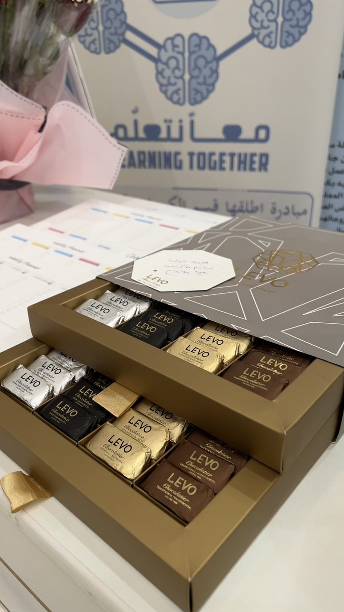 Joj_Alangari's tweet photo. •  شاركَ قسم الكيمياء اليوم في رُكن كليّة العلوم ضمن #فعاليات_المعرض_التعريفي_1444هـ والمُخصَّص للطالبات المُستجدّات وذلك في مبنى السّنة الأولى المُشتركة، حيث قدَّمنا للطّالبات الدَّعم والتَّوجيه وأجبنا على كافَّة استفساراتهم وتطلُّعاتهم . . وودّعناهم بالشوكولاته والورود 🌹. https://t.co/vkRYt4fVm9