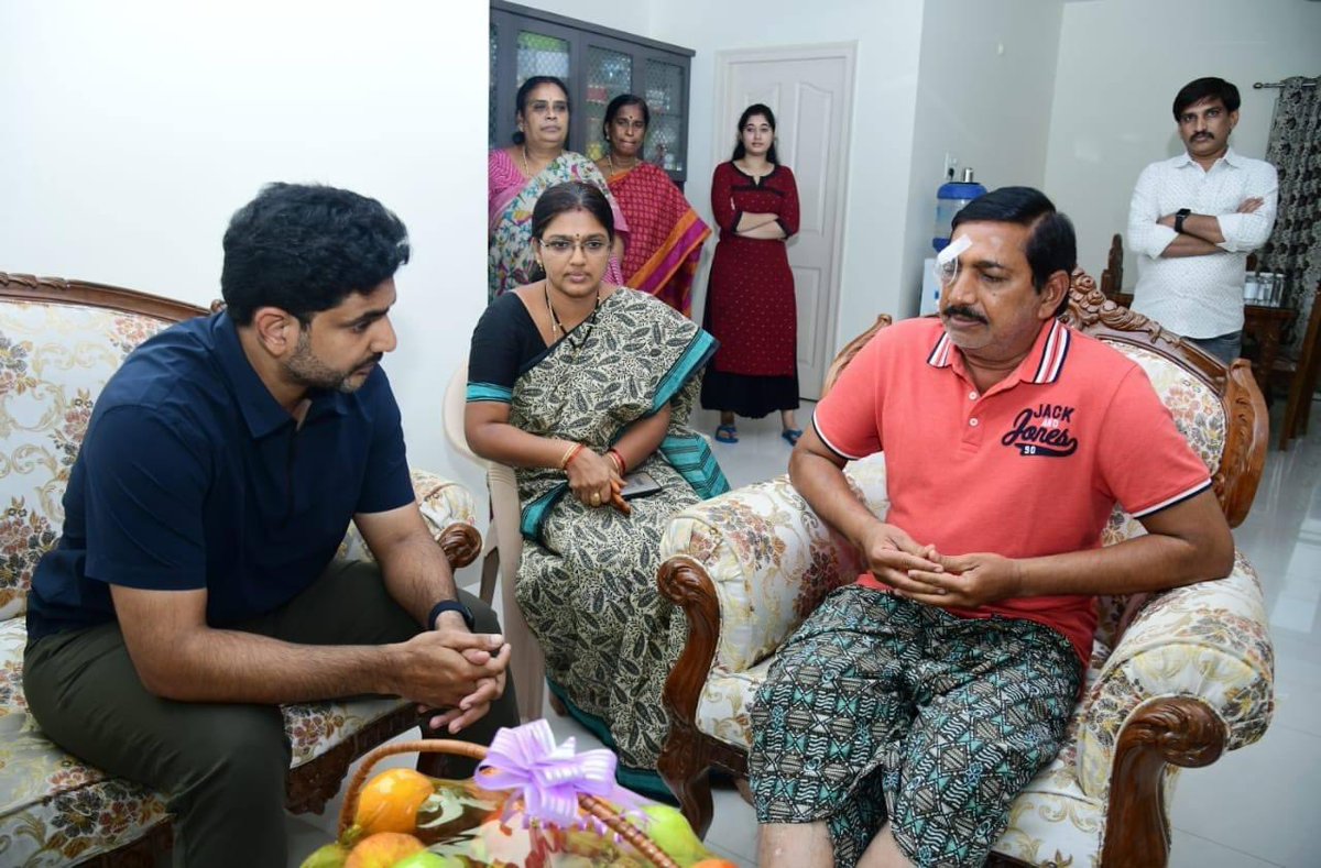 iDharaniTDP's tweet photo. వైసీపీ రౌడీమూకల దాడిలో తీవ్రంగా గాయపడిన చెన్నుపాటి గాంధీని పరామర్శించిన టిడిపి జాతీయ ప్రధాన కార్యదర్శి @naralokesh . #DemocracyBackSlidingInAP https://t.co/CLqNsvtzYX