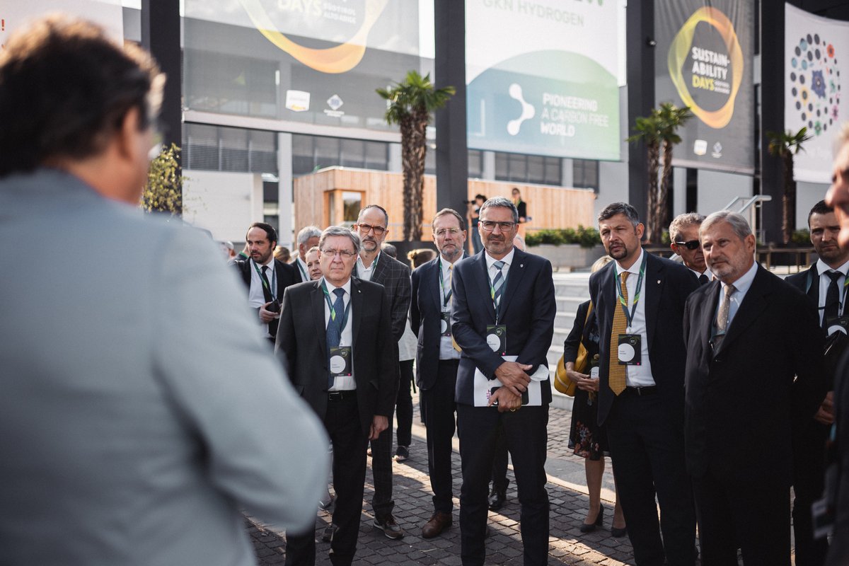 GknHydrogen's tweet photo. #sustainabilitydays Presenting our innovative #hydrogenstorage solution to Italy's Minister for sustainable infrastructure Enrico Giovannini @mims_gov, President of Province Bolzano/Bozen @ArnoKompatscher, Vice President @AlfreiderDaniel and EU-Commissioner @JHahnEU https://t.co/vMFn6PDTdn