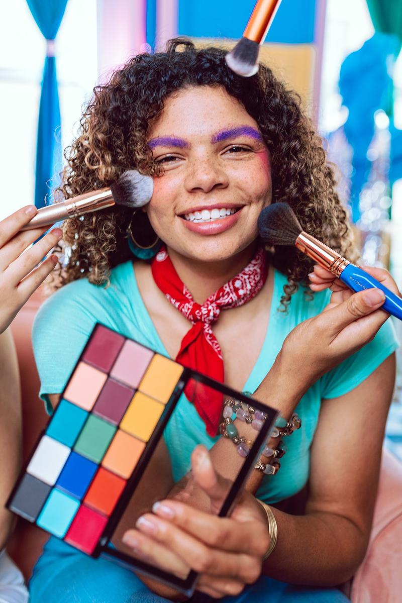 STASHMALL's tweet photo. I'm a nonbinary person who wears makeup and I'm here to say that you can too. #nonbinary #nonbinaryperson #makeup #genderfluid #selfexpression #wearingmakeup #youcanwearmakeuptoo #nonbinaryisbeautiful https://t.co/wOo2doi2Ig