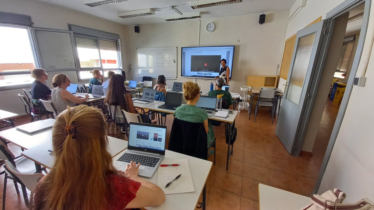 CepaSorolla's tweet photo. Los profesores del CEPA Joaquín Sorolla ya han empezado a realizar formación dentro de nuestro Plan Digital de Centro para mejorar la competencia digital de alumnos y docentes. Nos formamos para poder ofrecer lo mejor a nuestros alumnos. #compdigedu #transFORMANDOnos https://t.co/6qphUFo4FP