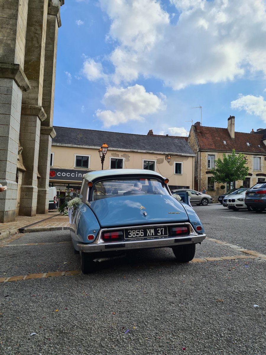 AlexChavance's tweet photo. Toujours un plaisir de croiser des autos authentiques comme cette sublime DS 21 ! 🇨🇵

#Citroën #auto #cars #photo #photography #Passion #France @CitroenFrance @CitroenHeritage https://t.co/R2DRBGLmJH