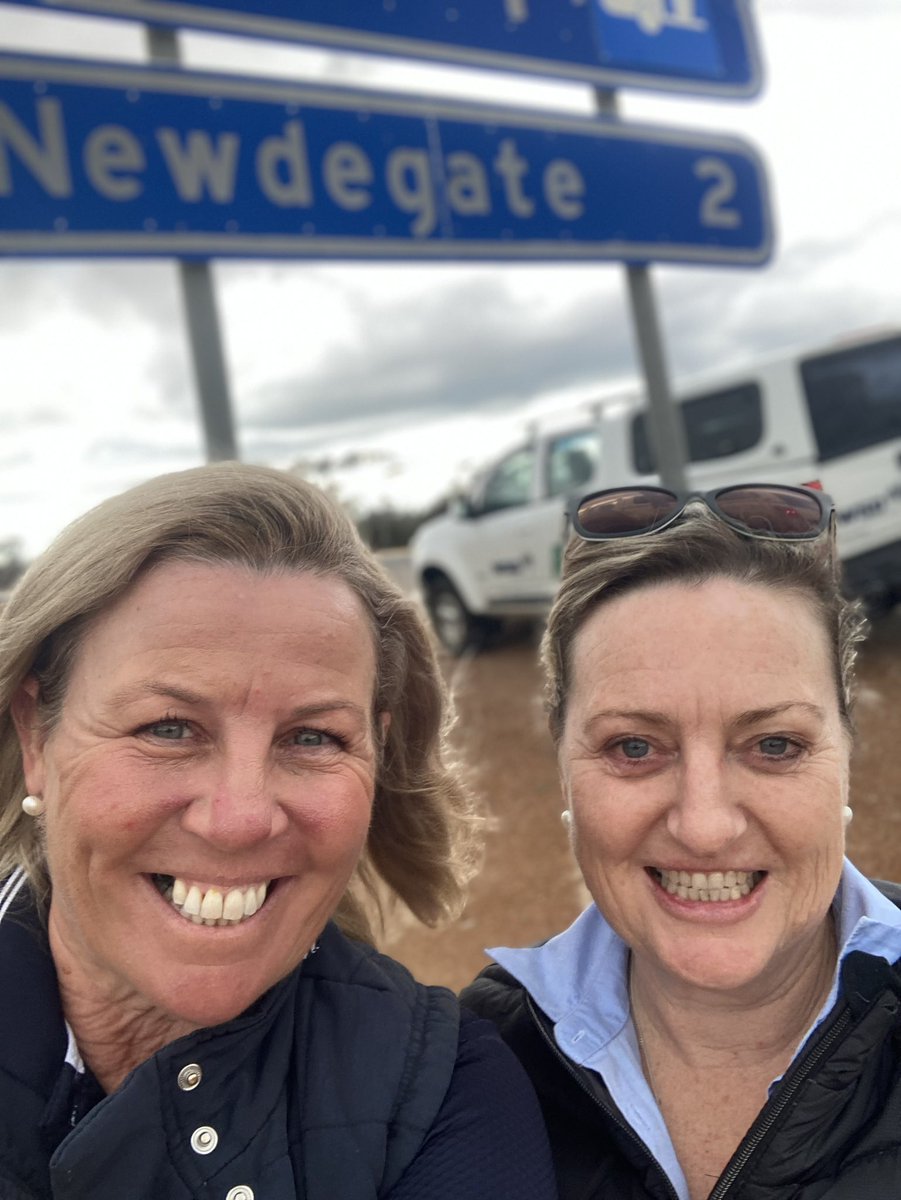 Kerrynmickle's tweet photo. Love it when you find your mates on the road - me getting set up for the Newdegate field day! #ruralwest #zagro #newdegatefieldday https://t.co/hWROtRVD66
