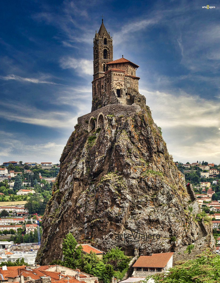 ¿Alguna vez has visto una iglesia sobre un volcán? 
En la localidad francesa de Aiguilhe (Haute-Loire, Auvergne) es posible contemplar una de las estampas más espectaculares del arte románico de Francia #FelizMartes #travel