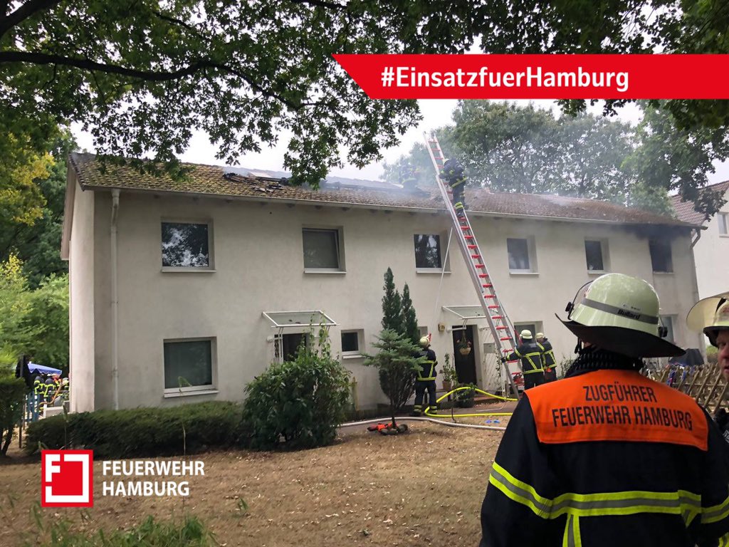 FeuerwehrHH's tweet photo. 🔴 AKTUELL - #Langenhorn - Mehrere Trupps sind unter Atemschutz zur Brandbekämpfung im Inneren des Gebäudes tätig.
Aktuell sind wir mit mehr als 60 Einsatzkräften der #Berufsfeuerwehr und der @FF_Hamburg im #EinsatzfuerHamburg #FEU2 https://t.co/xIM5blPenz