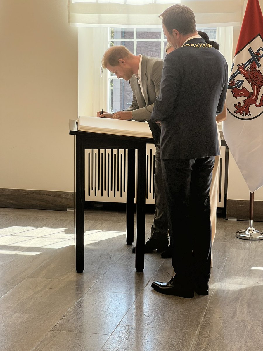 The Duke and Duchess of Sussex have signed the Golden Book in Düsseldorf. 

#aHomeForRespect #InvictusGames #IG23