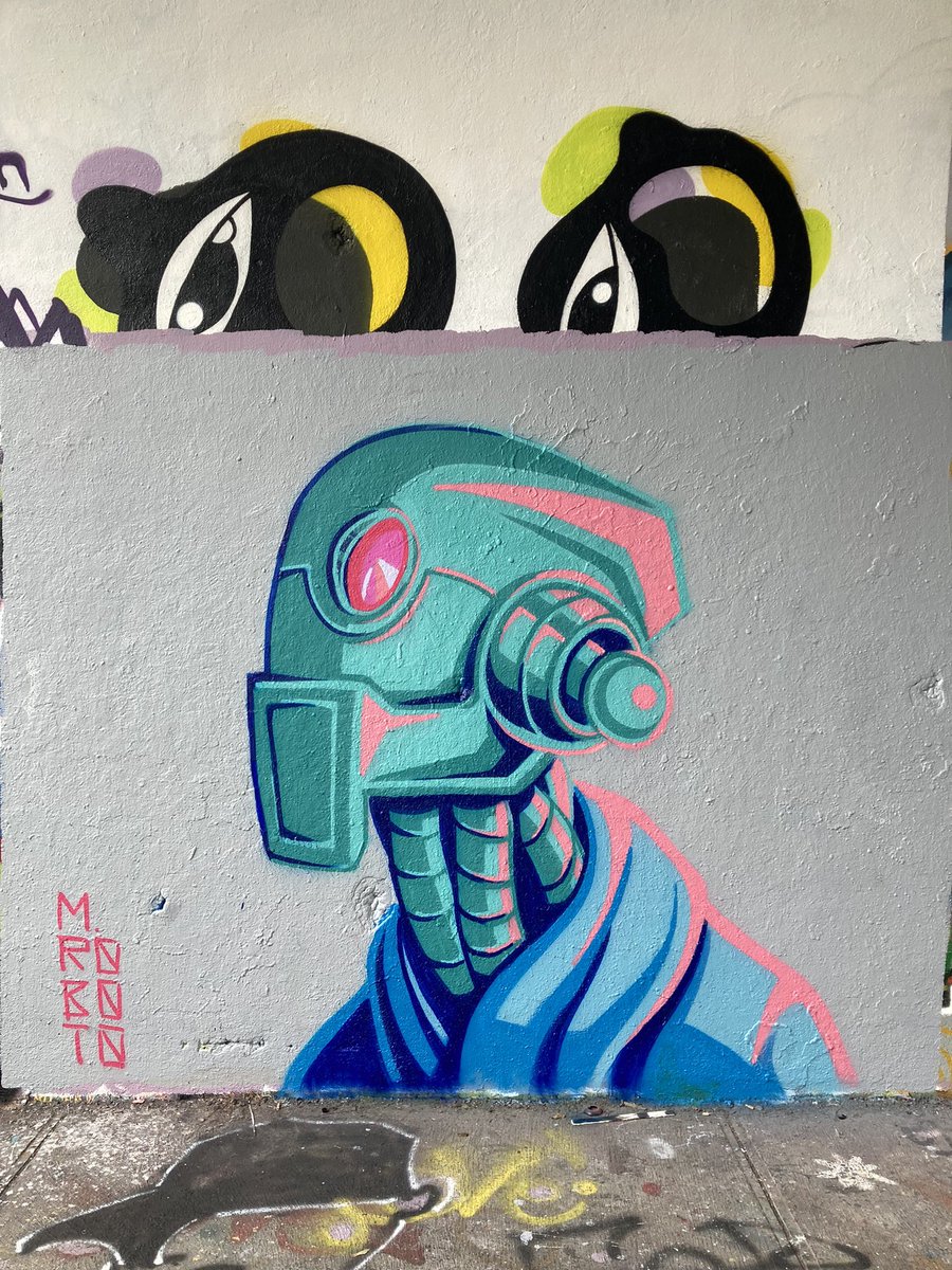 RobotoRaphael's tweet photo. Hello hello 👋 

Yesterday I did a little robot on a wall. I wanted to improve my spray can technique. Pretty happy with the result 😎 https://t.co/w6y7x9s0hL