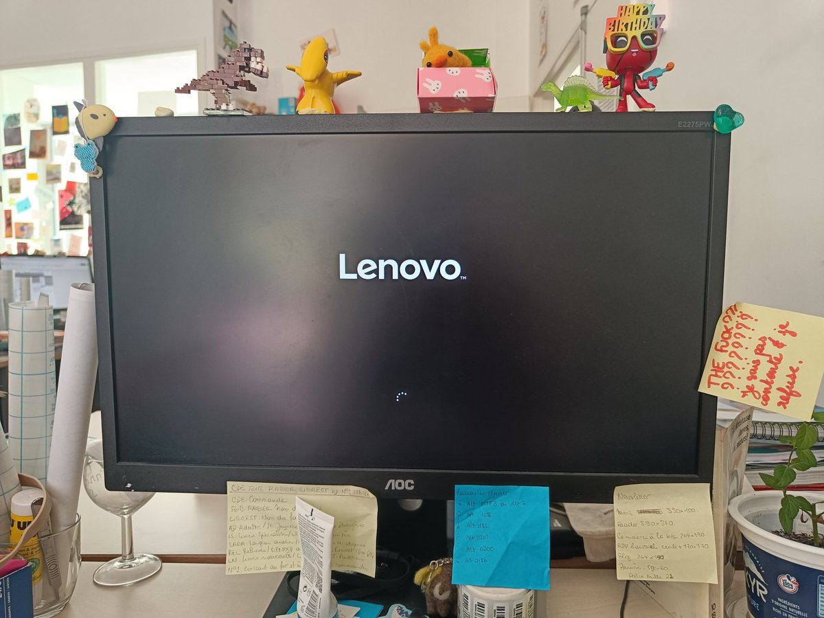 just_librarian's tweet photo. j'ai rangé mon bureau un peu donc ça mérite des photos de ma jolie déco https://t.co/4QSNR0W3Gh