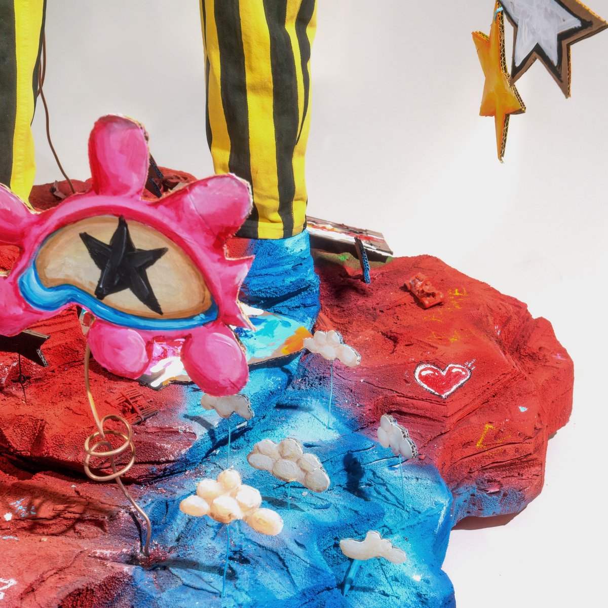 fewocious's tweet image. 👀👀👀 AHHHH I AM SO EXCITED here’s a sneak peak of the sculpture I made for the @DavidBowieReal Estate wearing ONE OF HIS ORIGINAL OUTFITS to benefit CARE 😭❤️ I can’t wait to show you the rest of the piece when it reveals this Thursday 💛🕺