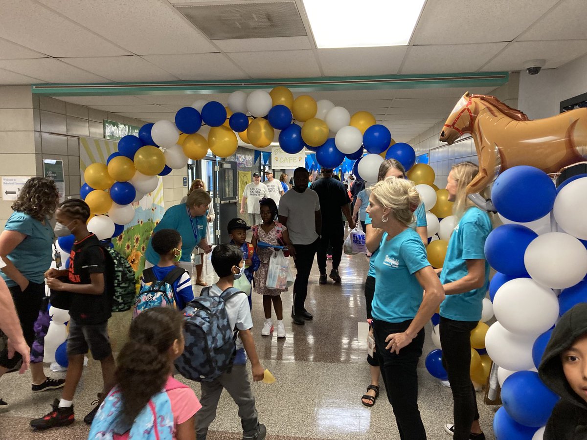 drmack_ed's tweet photo. Welcoming the Bakerfield Broncos back to school at their Million Father March!!! Thank you Fathers we need you and every man that is like a Father to our children !! https://t.co/AVnte6nX8c