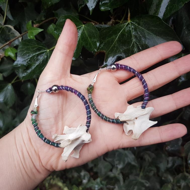 _feraline_'s tweet photo. Foraged animal bone hoop earrings ~ made with sheep vertebrae + reclaimed inner tube rubber / fox vertebrae + yarn 🌿 https://t.co/mm3LkJugti 

#foragedbones #bonejewellery #animalbones #vultureculture #foragedandfound #crueltyfree #forestfloorfinds #hedgewitchery  #boneearrings https://t.co/qxFybgnG0x