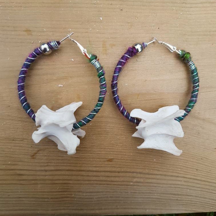 _feraline_'s tweet photo. Foraged animal bone hoop earrings ~ made with sheep vertebrae + reclaimed inner tube rubber / fox vertebrae + yarn 🌿 https://t.co/mm3LkJugti 

#foragedbones #bonejewellery #animalbones #vultureculture #foragedandfound #crueltyfree #forestfloorfinds #hedgewitchery  #boneearrings https://t.co/qxFybgnG0x