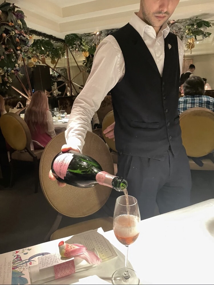 aki96070698's tweet photo. 真夜中にワイングラスを手に取ると。
彼独特の酒の味を味わった時。
なんだか生活が苦い。
3分酔いになると、おいしいと思います。
人生はこのようにすべきで，まず苦く，後は甘い.🍾🍷
#ワイン
#プロセス
#試食する https://t.co/OVcrvde1cS