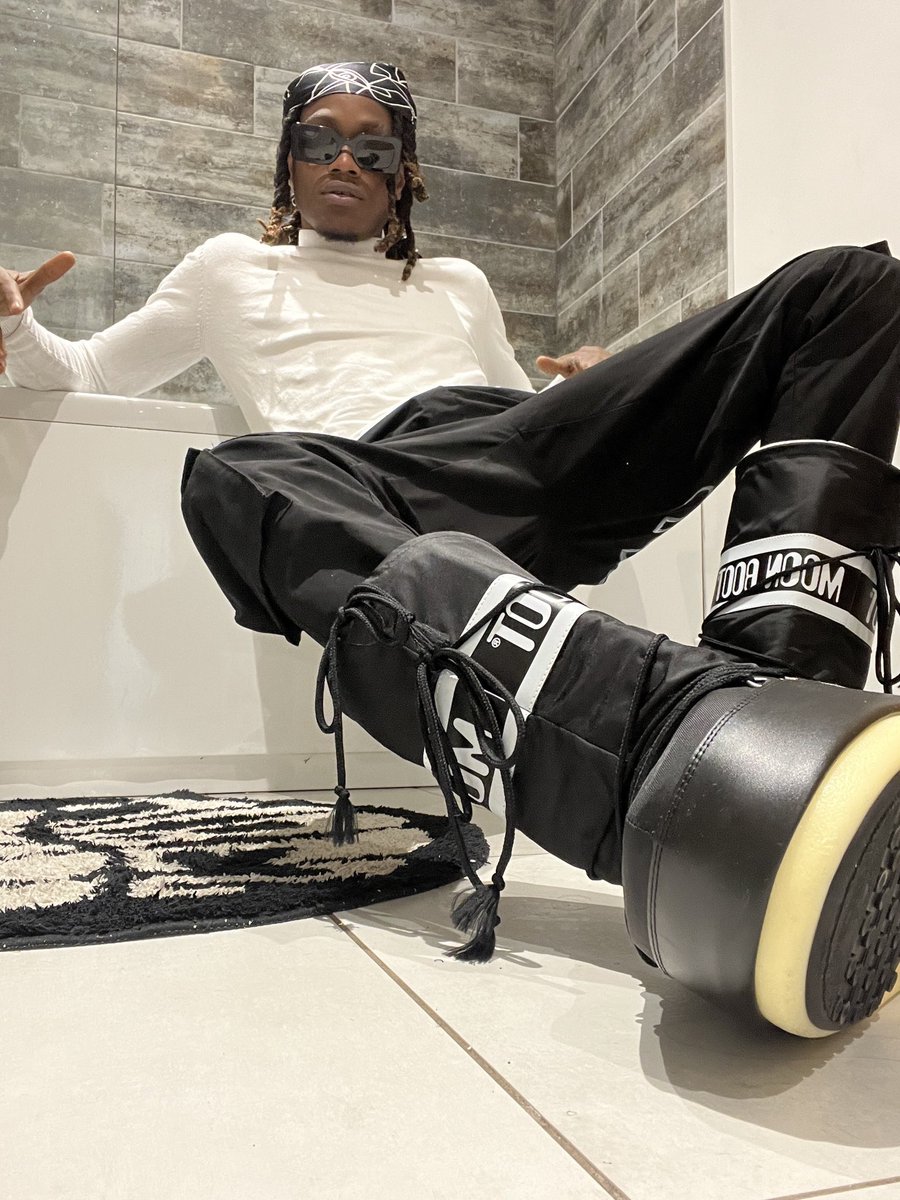 OnlyRoku's tweet photo. In my bathroom 😈 Go stream my new record #Ewo anywhere you like - https://t.co/I1rh9quFGi #HouseoftheDragon https://t.co/LNI2XfPBtl