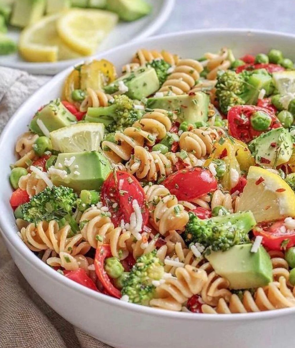 LaNutriologaWeb's tweet photo. Ingredientes:
Brócoli
Cherrys
Aguacate
Queso, limón y pimentón a gusto https://t.co/9atPoeTuJR