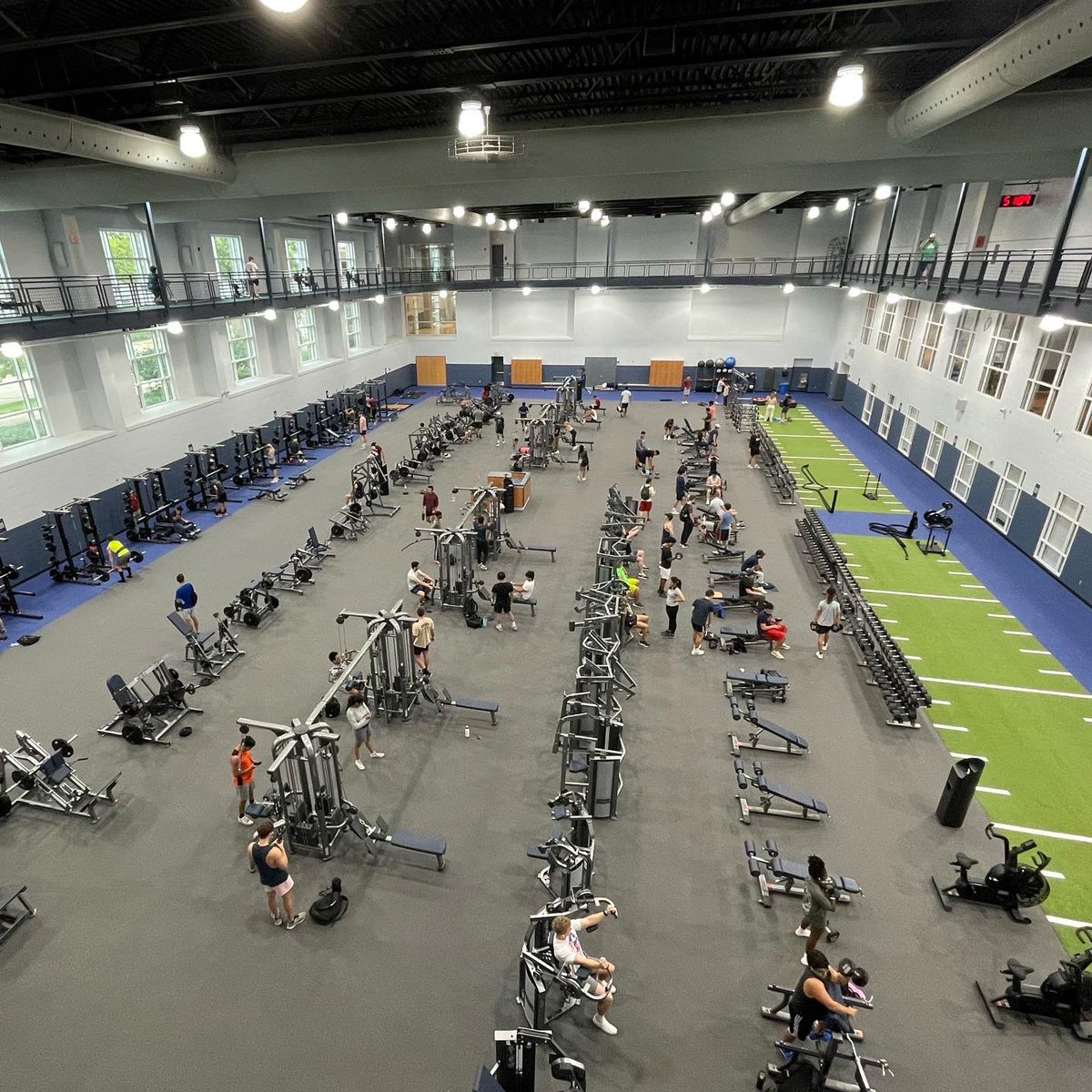 IlliniCampusRec's tweet photo. Welcome to one of the largest recreational strength &amp; conditioning spaces in the Big 10! 💪

This new zone at the ARC features: 
- Free weights
- Indoor turf
- Power racks
- Sectorized weight machines
- and more! https://t.co/qtgq4670xX