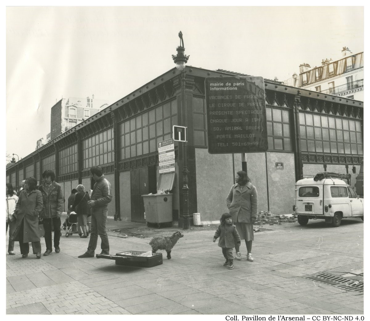 BibHavel's tweet photo. [La chapnum animale] En 1983 les saltimbanques du quartier montraient des chèvres à l'entrée du marché de l'Olive

https://t.co/eEOSX2jjWd

#Chapnum #Chapellenumérique @BibParis @bibhistorique @marie18paris  #Animaux #Automnedelascience https://t.co/McGPxtSOgg