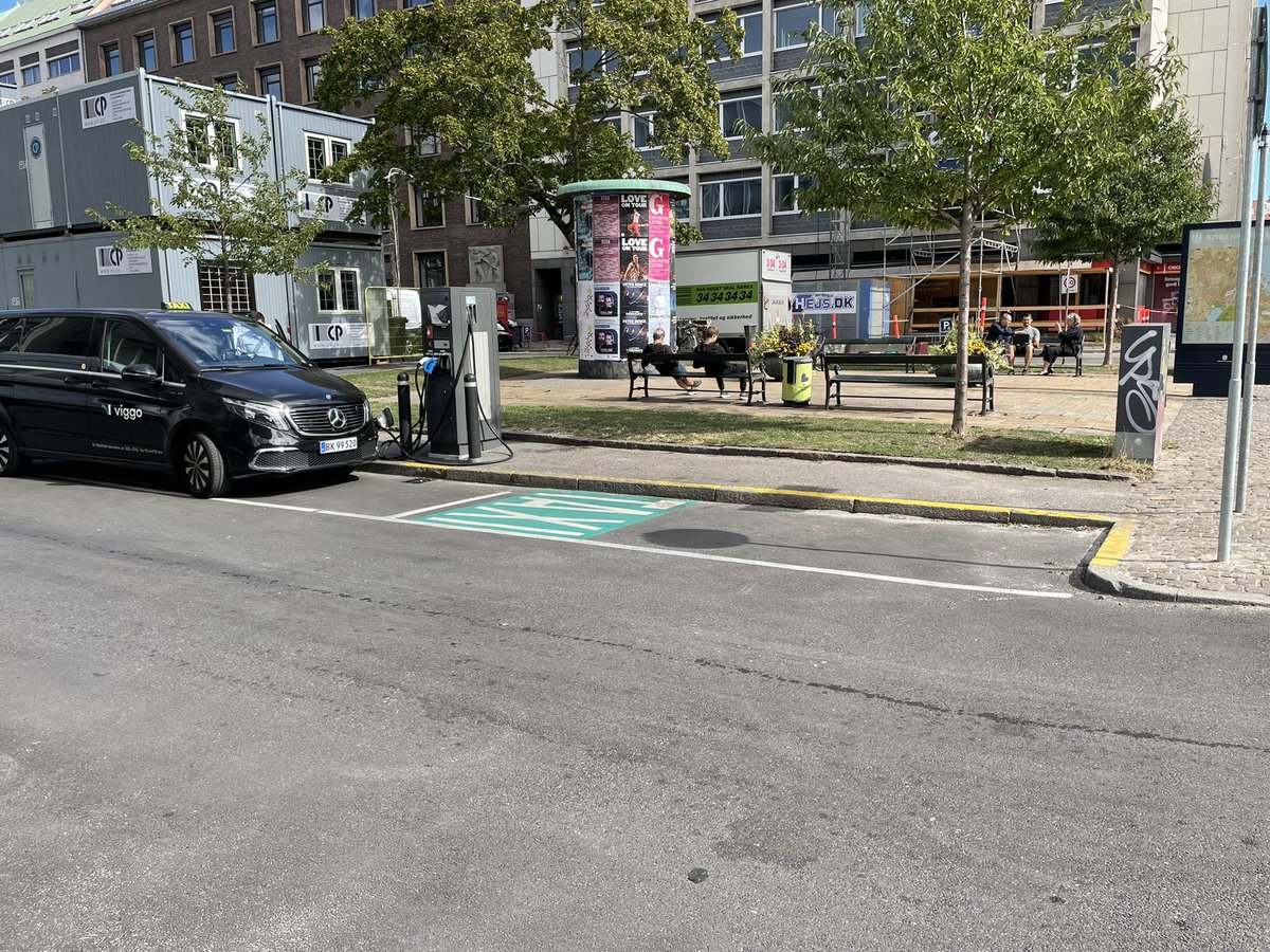Nokius's tweet photo. #BEV Taxis in #Copenhagen. They have Taxi fastcharger too 🚕🔋⚡️⚡️⚡️⚡️#alwayscharging https://t.co/62gcrUySyk