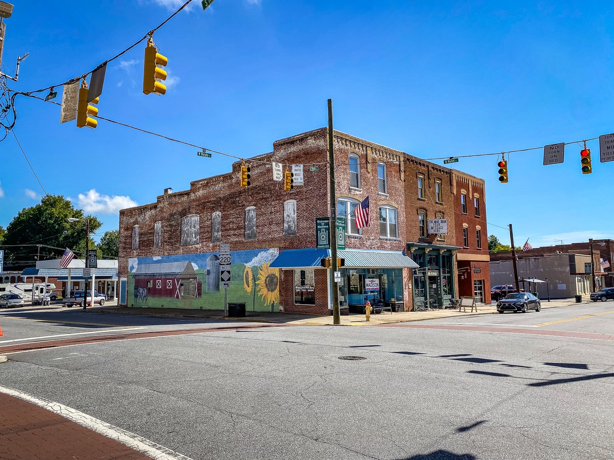 TheSociableAdv's tweet photo. Just north of Greensboro, Madison, NC, is a charming town in Rockingham County that is working hard to revitalize its downtown area.
@VisitNC @RockinghamCoNC
#getoutsideandexplore #explorelocal #madisonnc #rockinghamcountyNC #visitnc https://t.co/orfMw7eyFA