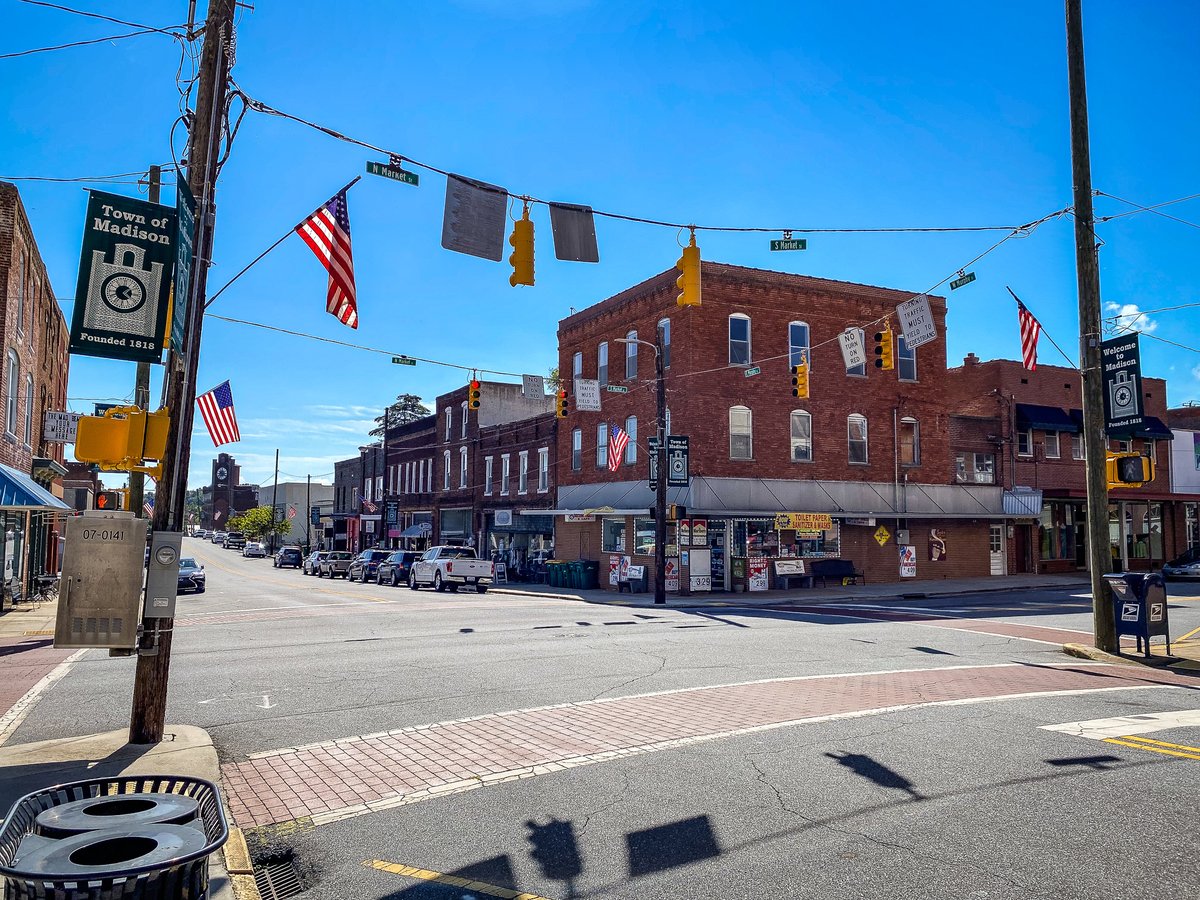 TheSociableAdv's tweet photo. Just north of Greensboro, Madison, NC, is a charming town in Rockingham County that is working hard to revitalize its downtown area.
@VisitNC @RockinghamCoNC
#getoutsideandexplore #explorelocal #madisonnc #rockinghamcountyNC #visitnc https://t.co/jjA8mAStoM