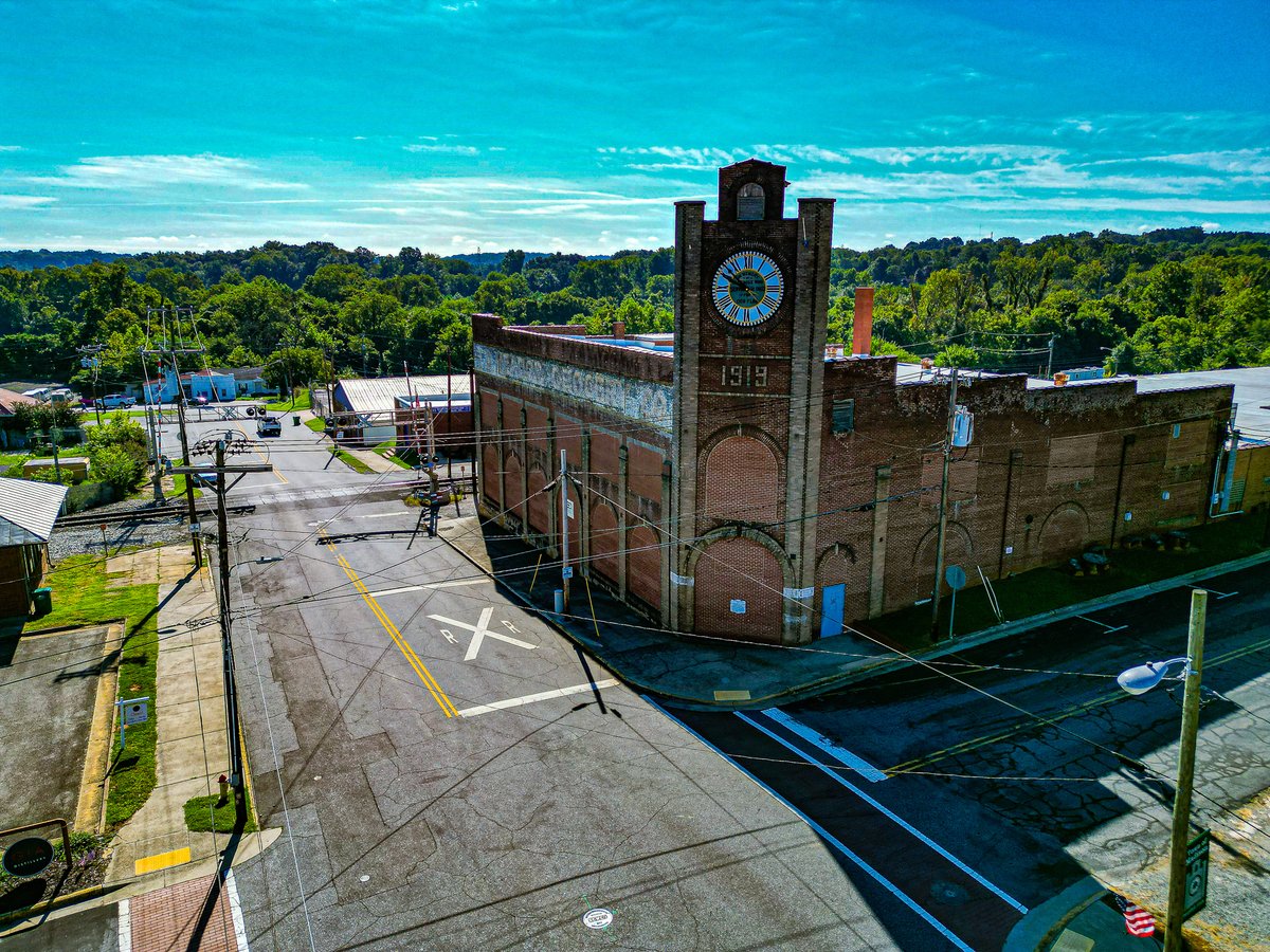 TheSociableAdv's tweet photo. Just north of Greensboro, Madison, NC, is a charming town in Rockingham County that is working hard to revitalize its downtown area.
@VisitNC @RockinghamCoNC
#getoutsideandexplore #explorelocal #madisonnc #rockinghamcountyNC #visitnc https://t.co/hD9CbF8ht7