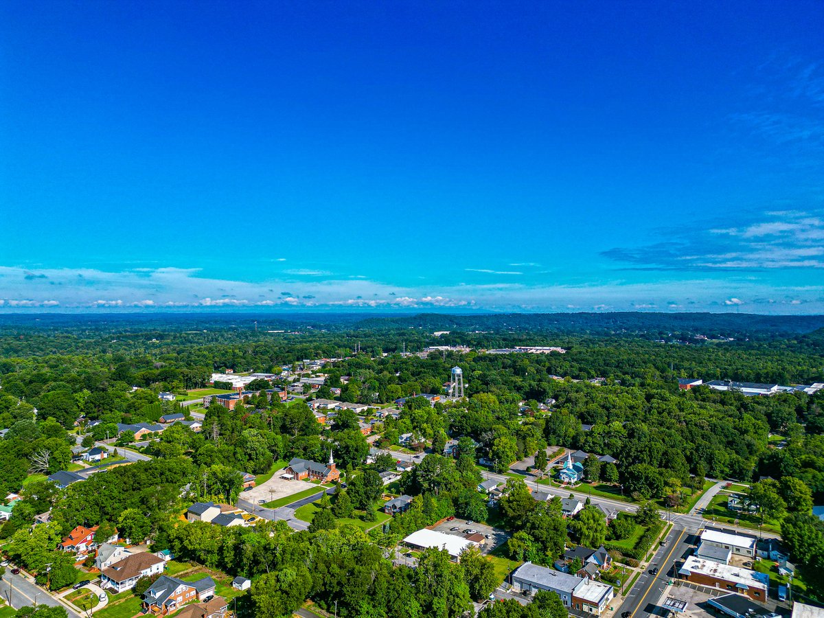 TheSociableAdv's tweet photo. Just north of Greensboro, Madison, NC, is a charming town in Rockingham County that is working hard to revitalize its downtown area.
@VisitNC @RockinghamCoNC
#getoutsideandexplore #explorelocal #madisonnc #rockinghamcountyNC #visitnc https://t.co/g8XYKGWt7G