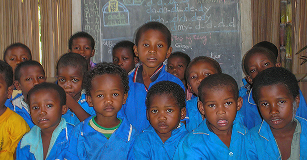MSalesianas's tweet photo. Andry, el niño que vivía en la #calle y que ahora sueña con un futuro gracias a un centro #salesiano de acogida en #Madagascar:
📰 https://t.co/ZNXs5lx46E
En el centro de #Ivato, Andry, como más de un centenar de #menores en situación de calle, ha encontrado un hogar. https://t.co/KCkOsn0sZP